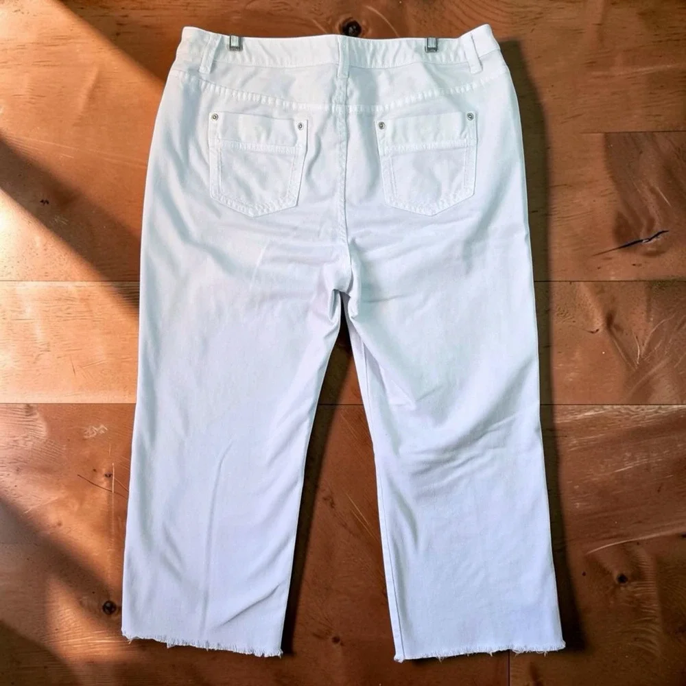 Chicos Platinum Denim Crop Pants Womens 2.5 14 White Stretch Raw Hem